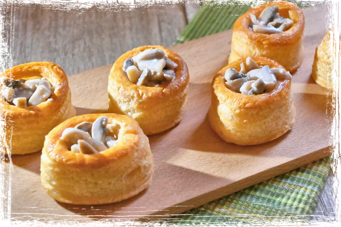 Vol-au-vent ripieni di funghi champignon Vol-au-vent ripieni di funghi champignon