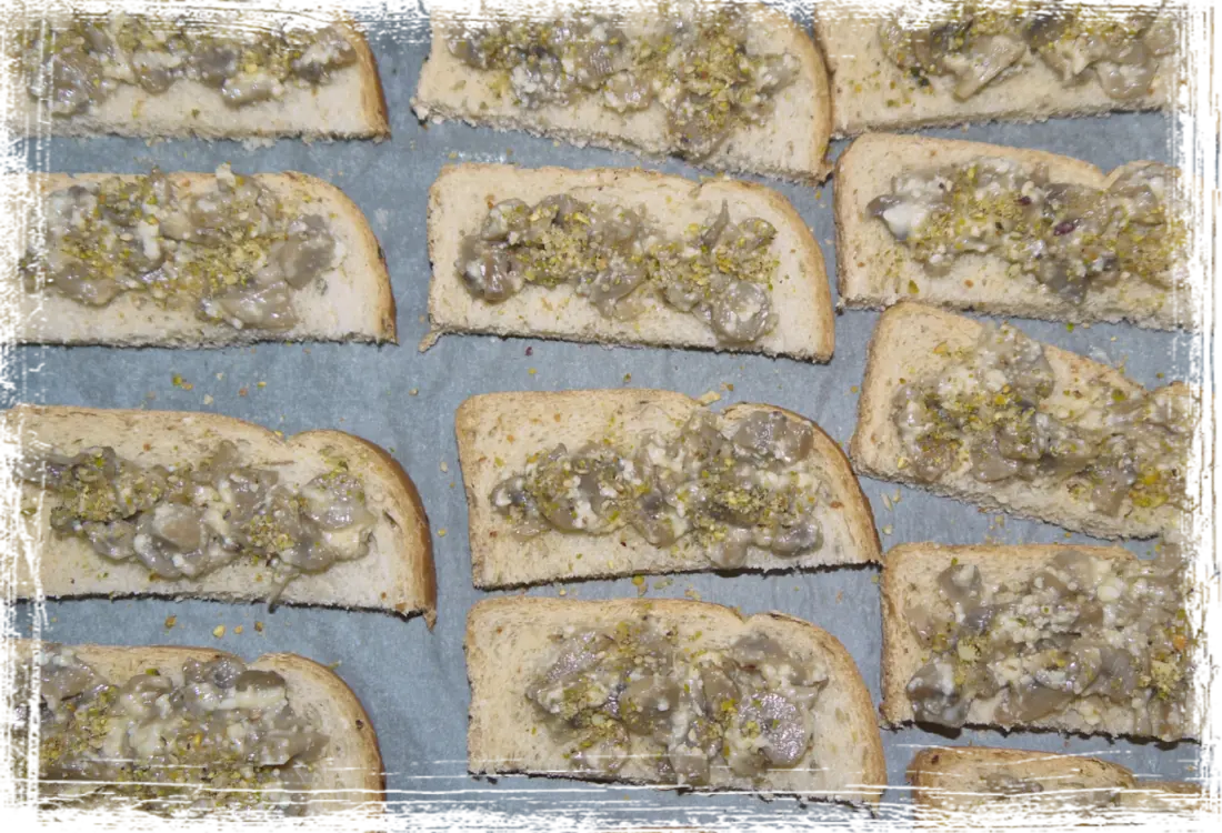 Crostini caldi ai funghi Crostini caldi ai funghi