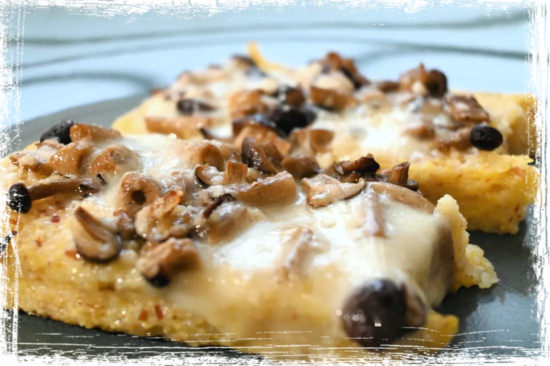 Crostini rustici di polenta con taleggio e funghi