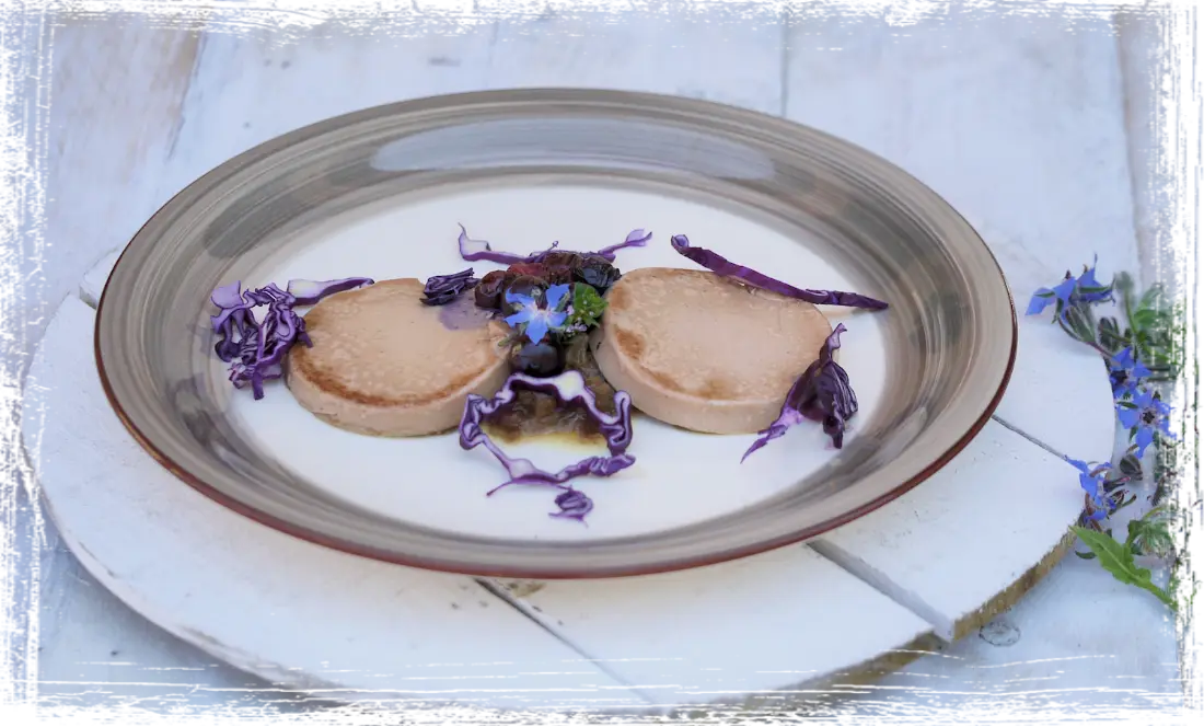 Paté di fois gras con composta di cipolla e mirtilli Paté di fois gras con composta di cipolla e mirtilli