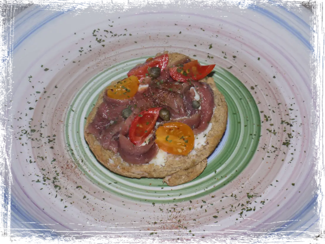 Frisella d'orzo con alici del Mar Cantabrico