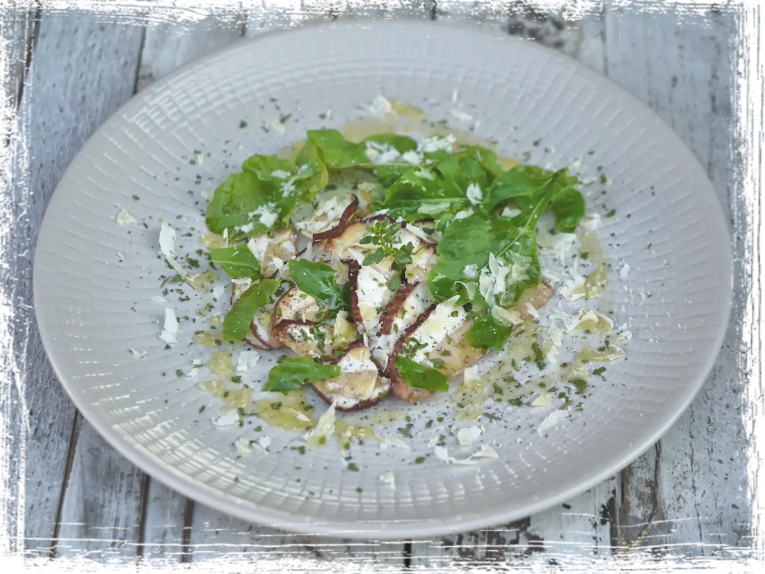 Insalata di funghi porcini freschi con grana di bufala Insalata di funghi porcini freschi con grana di bufala