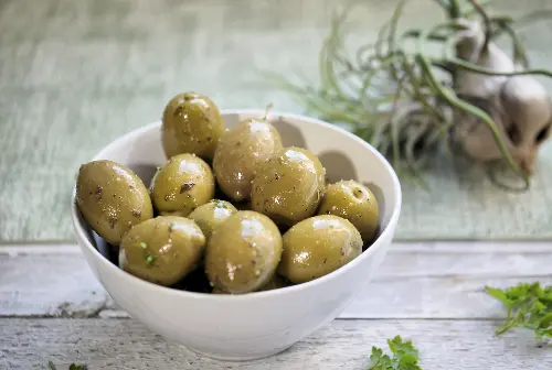 Olive verdi condite con limone e pepe