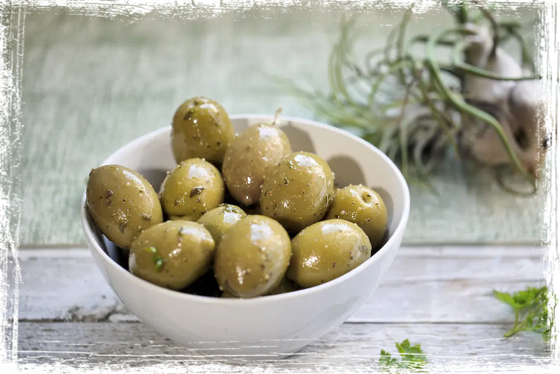 Olive verdi condite con limone e pepe Olive verdi condite con limone e pepe
