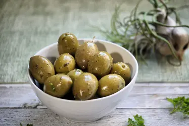 Olive verdi condite con limone e pepe