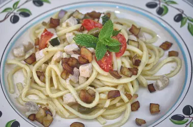 Troccoli con pesce spada, melanzane, pomodorini e frutti del cappero