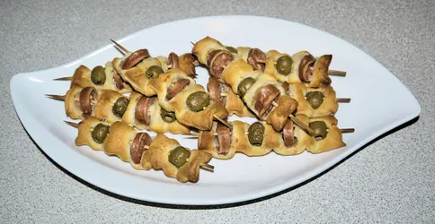 Spiedini di pasta sfoglia con wurstel e olive