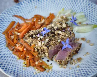 Tataki di tonno con nocciole e sesamo