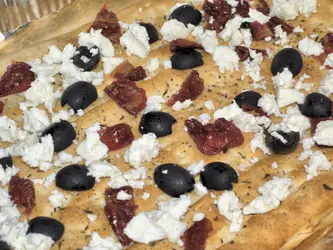 Foccaccia farcita con feta, pomodori secchi e olive nere