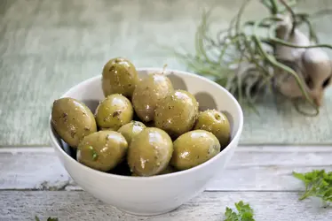 Olive verdi condite con limone e pepe