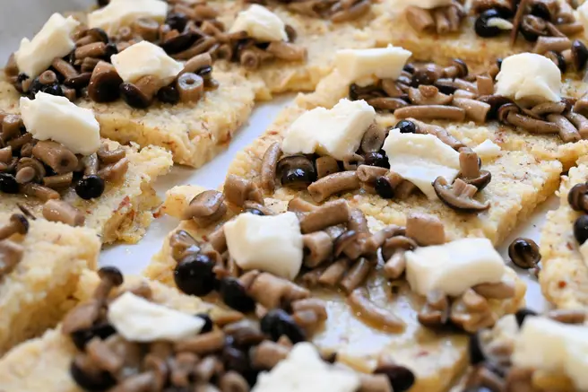 Crostini rustici di polenta con taleggio e funghi