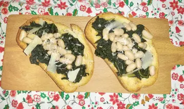 Crostini rustici con cavolo nero, cannellini e pecorino