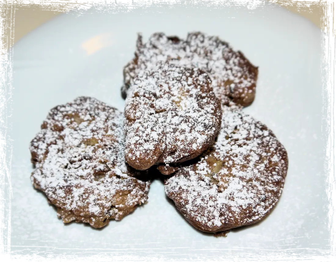 Castagnacci con mela e uva passa Castagnacci con mela e uva passa