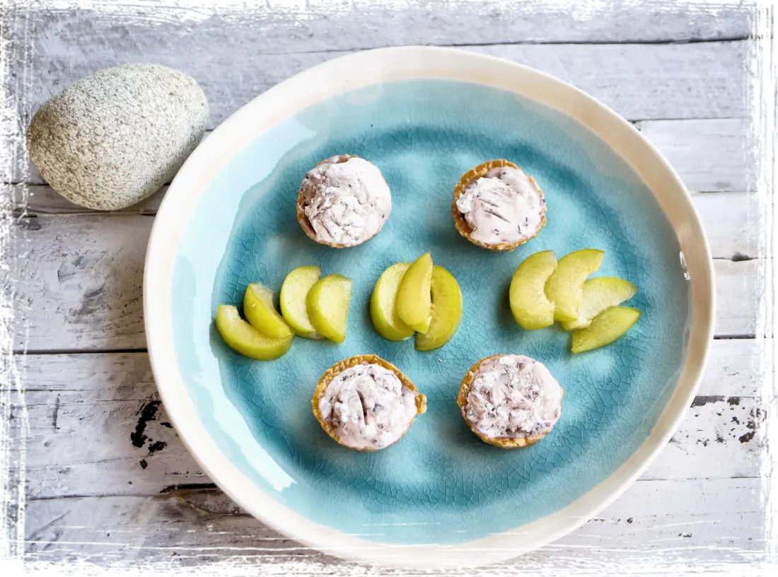 Cestini di croccante con gelato alla stracciatella