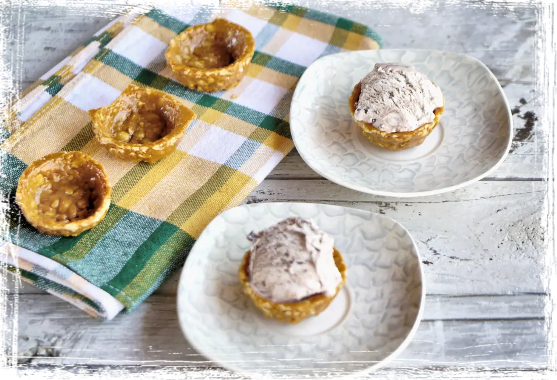 Cestini di croccante con gelato alla stracciatella