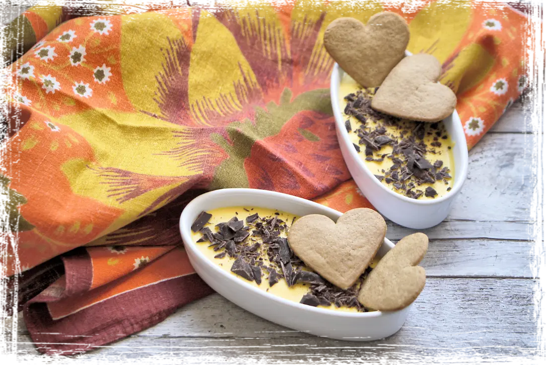Dolce mascarpone con gocce di cioccolato e biscotti allo zenzero Dolce mascarpone con gocce di cioccolato e biscotti allo zenzero
