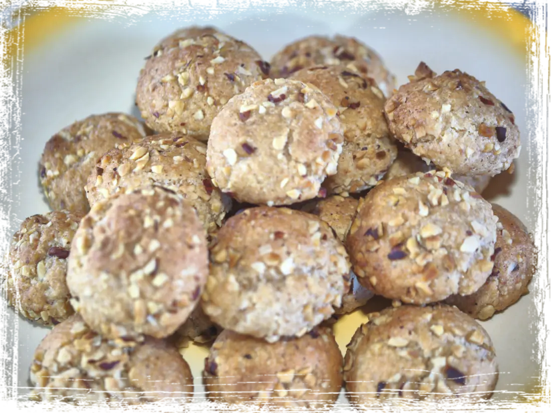 Dolcetti alle nocciole con cuore di Nutella Dolcetti alle nocciole con cuore di Nutella
