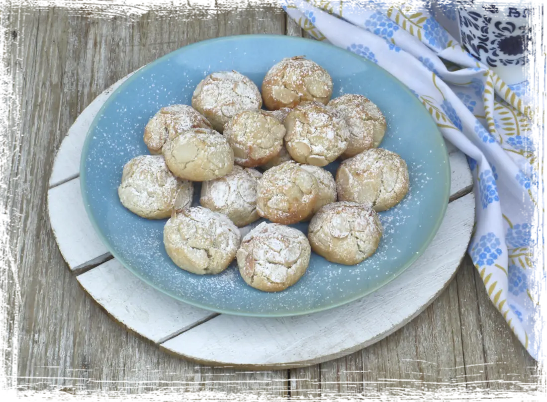 Dolcetti alle mandorle con cuore di amarena Dolcetti alle mandorle con cuore di amarena