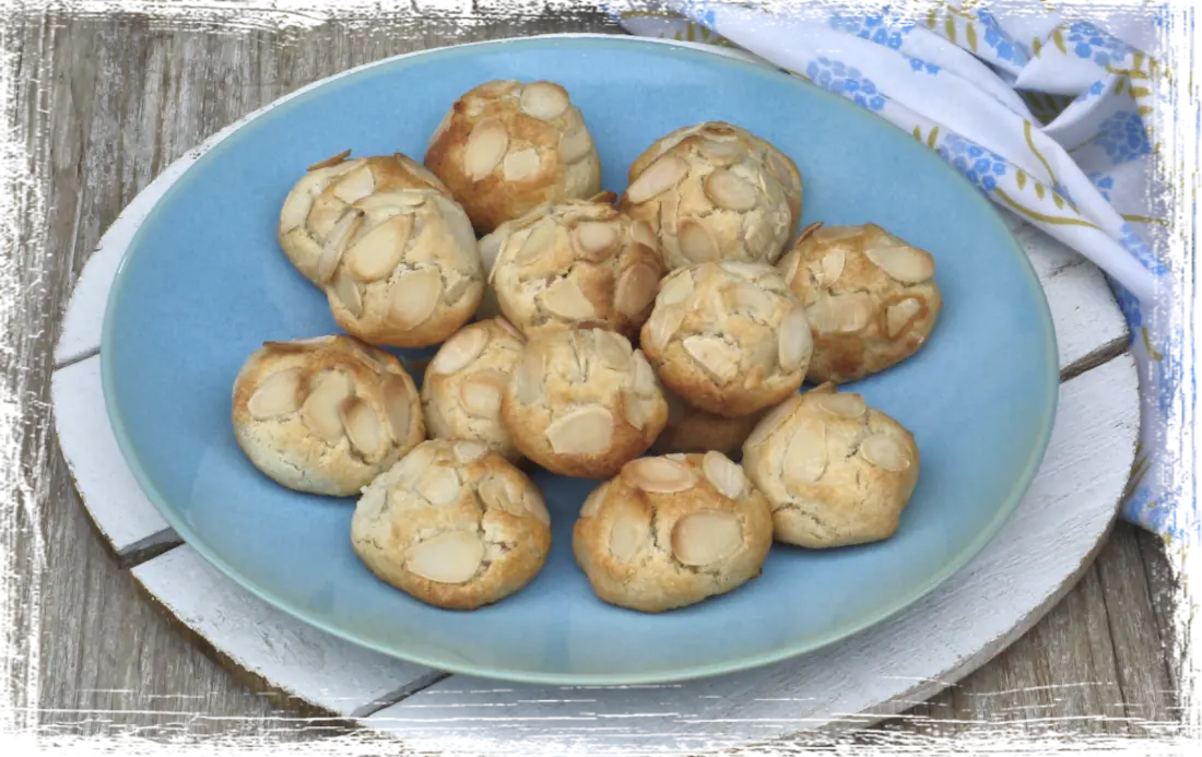 Dolcetti alle mandorle con cuore di amarena