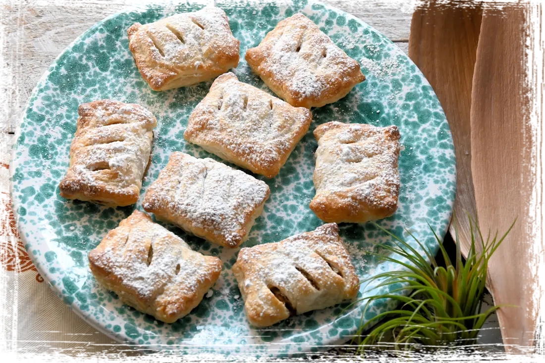 Fagottini di pasta sfoglia allo strudel