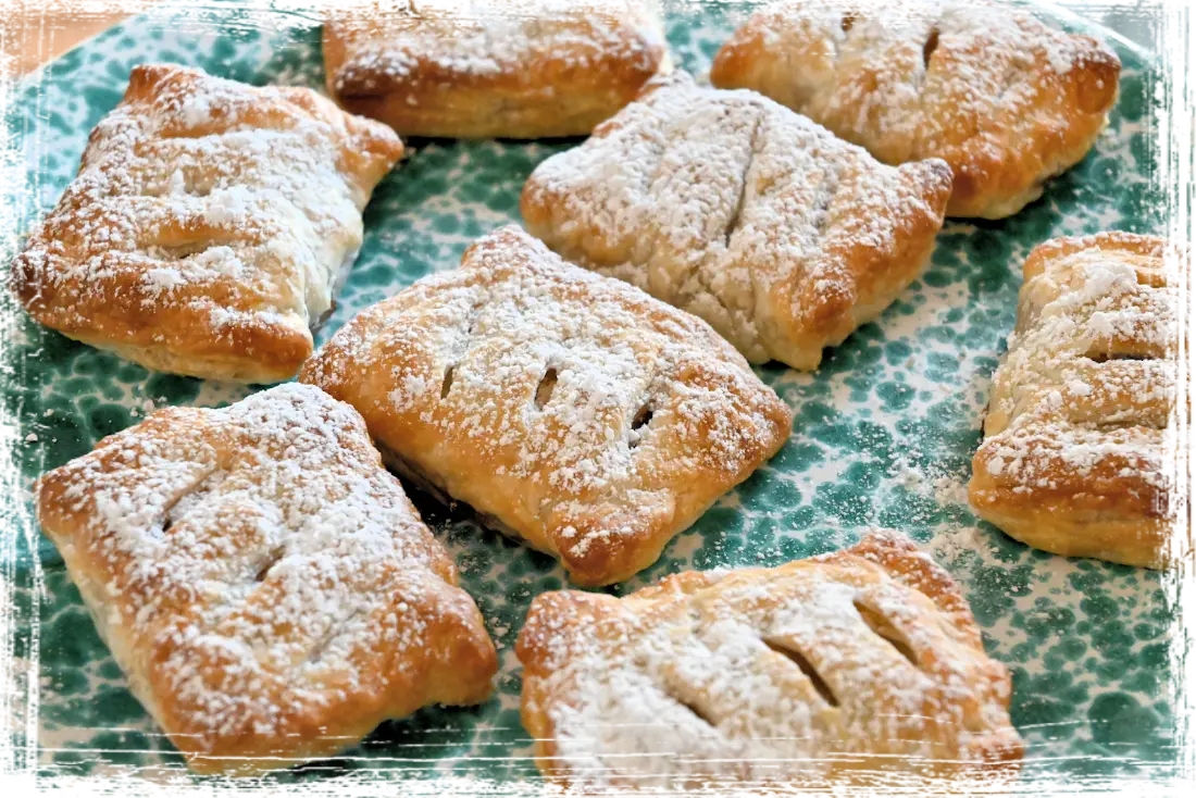 Fagottini di pasta sfoglia allo strudel