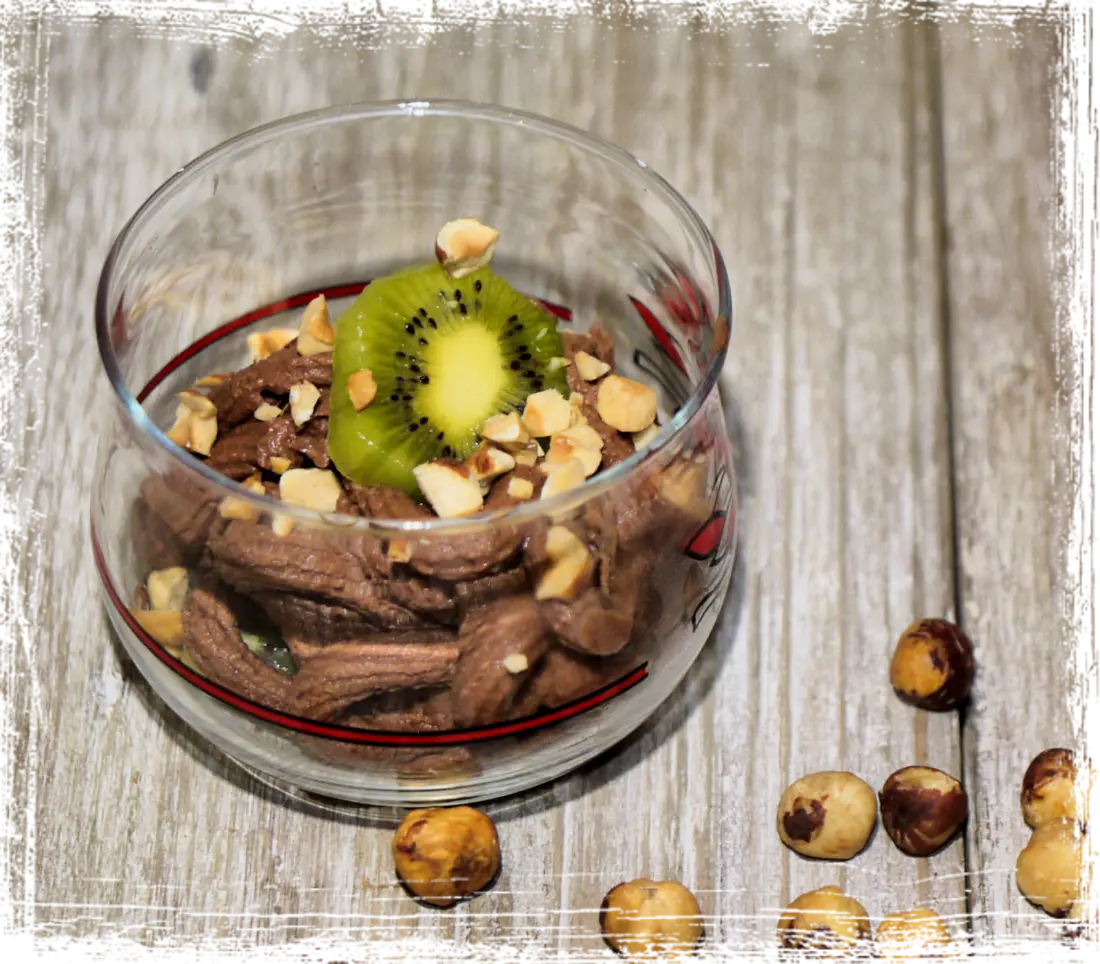 Mousse di cioccolato fondente con kiwi e granella di pistacchi Mousse di cioccolato fondente con kiwi e granella di pistacchi