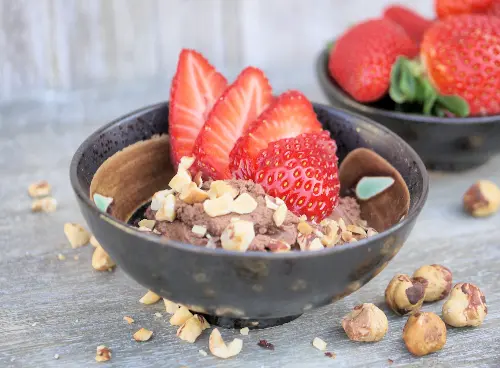 Mousse di cioccolato fondente con fragole e nocciole