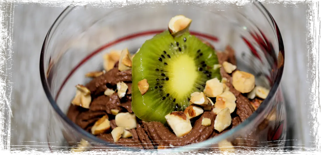 Mousse di cioccolato fondente con kiwi e granella di pistacchi Mousse di cioccolato fondente con kiwi e granella di pistacchi