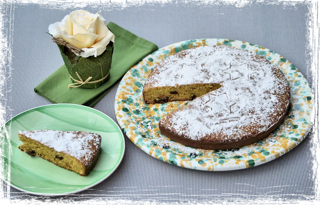 Torta con amaretti e uvetta