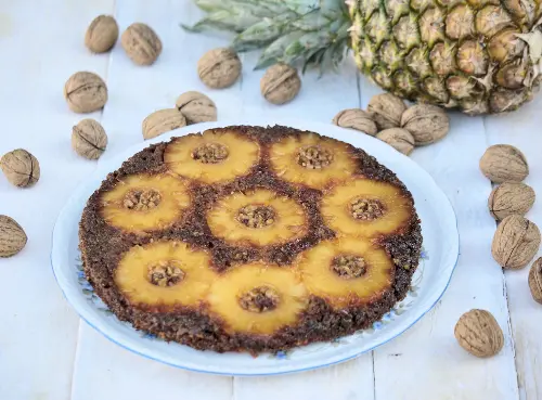 Torta all'ananas con amaretti e noci