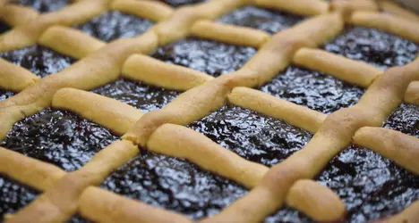 Crostata con confettura di prugne