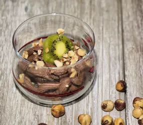 Mousse di cioccolato fondente con kiwi e granella di nocciole
