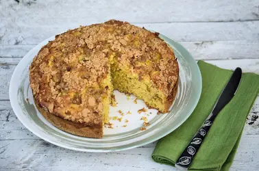 Torta con yogurt, amaretti e pesche