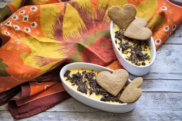 Dolce mascarpone con scaglie di cioccolato e biscotti allo zenzero
