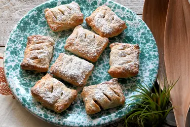 Fagottini di pasta sfoglia allo strudel