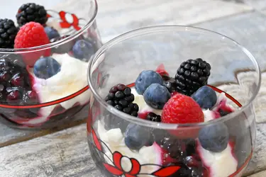 Chhesecake scomposta ai frutti rossi e meringhe