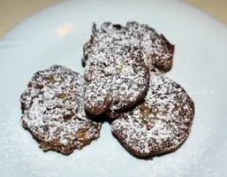 Castagnacci con mela e uva passa