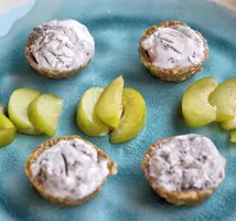 Cestini di croccante con gelato alla stracciatella