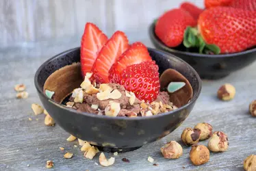 Mousse al cioccolato fondente con nocciole e fragole
