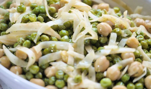 Insalata di piselli e ceci con sedano rapa Insalata di piselli e ceci con sedano rapa