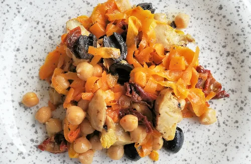 Insalata di ceci con carote, carciofi grigliati sott'olio e olive