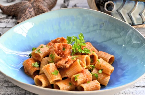 Mezzi rigatoni con sugo di canocchie alla romagnola