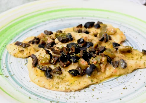 Scaloppine di pollo con capperi, olive e limone