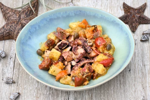 Insalata di polpo con patate, pomodorini, olive e pesto