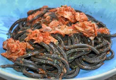 Spaghetti al nero di seppia e tonno