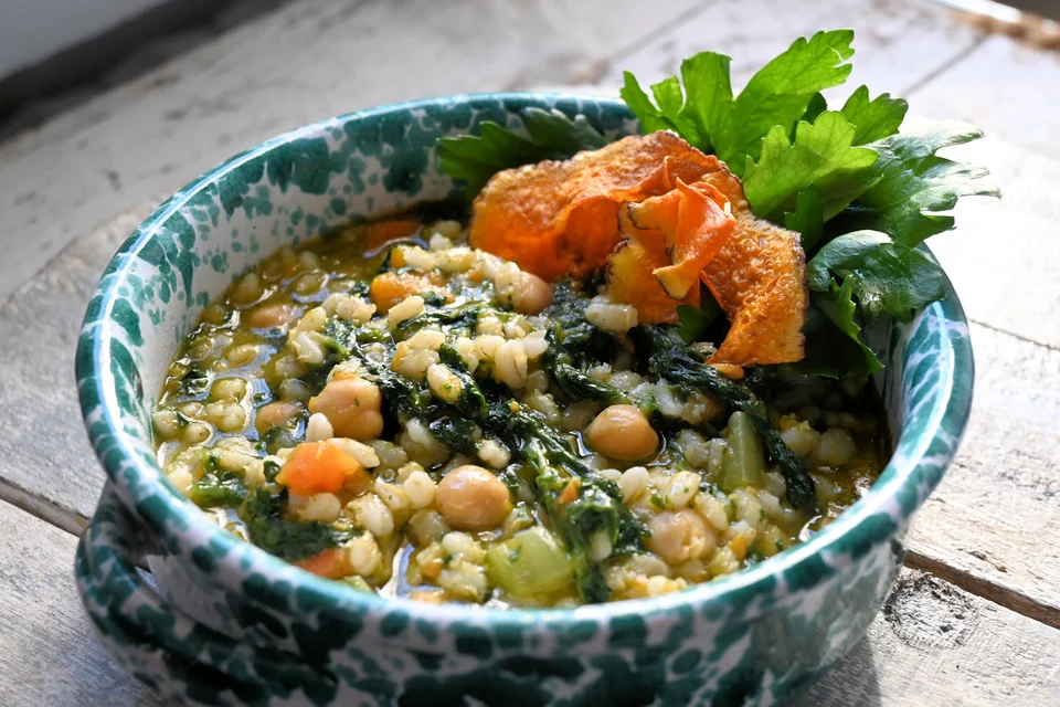 Zuppa di orzo con ceci, cavolo riccio e zucca