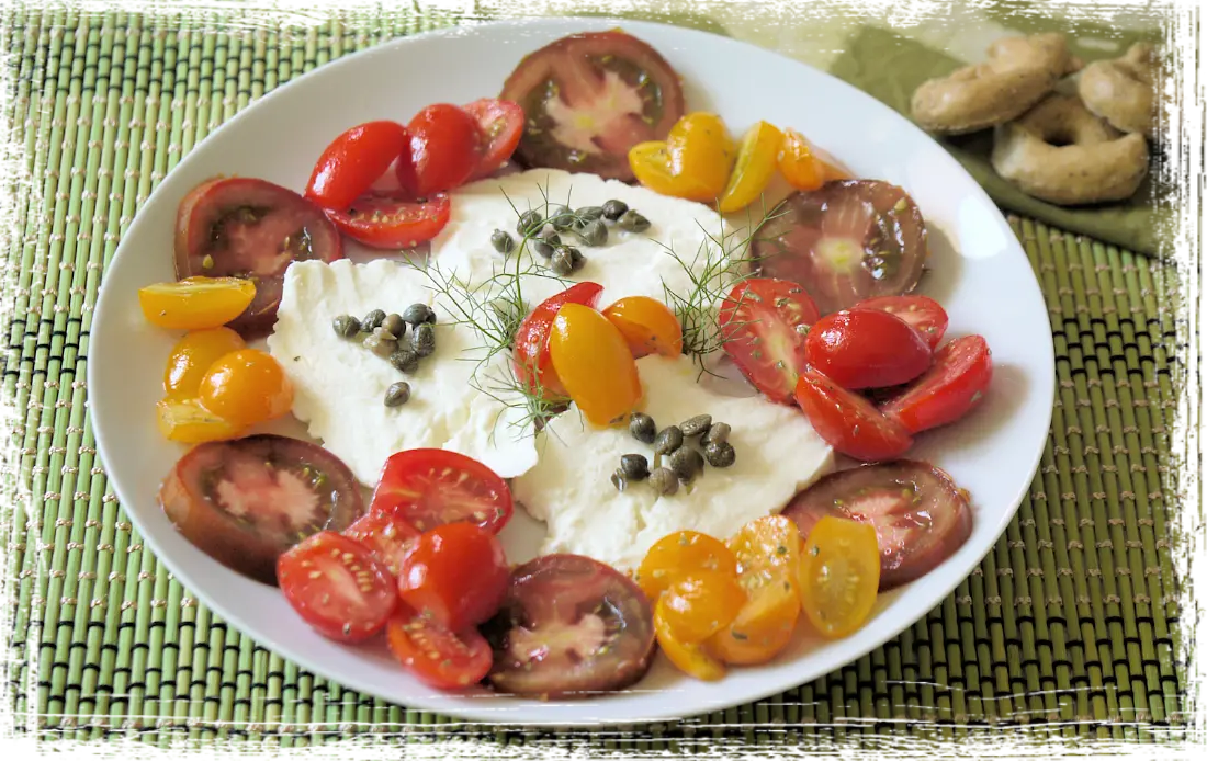 Caprese con tris di pomodori (rossi-gialli-neri)