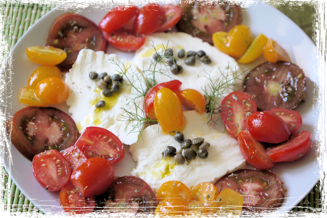 Caprese con tris di pomodori (rossi-gialli-neri) Caprese con tris di pomodori (rossi-gialli-neri)