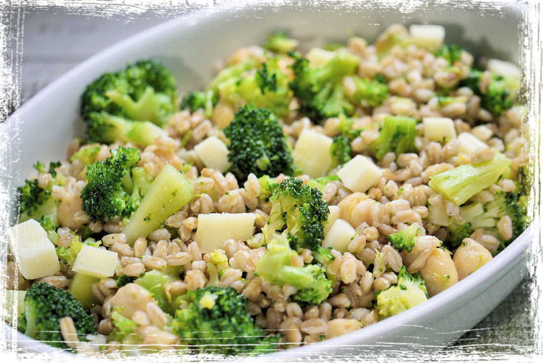 Insalata di farro, ceci, broccoli e crucolo Insalata di farro, ceci, broccoli e crucolo