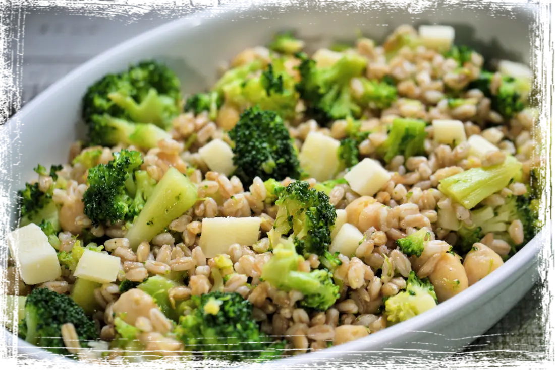 Insalata di farro, ceci, broccoli e crucolo